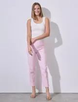 Pantalón de gabardina elastizada de corte recto y pretina ancha, con bolsillos simulados y largo al tobillo, de la marca Zac & Rachel.
