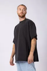 Remera marrón de algodón rústico con corte oversize, mangas cortas y costuras al corte.