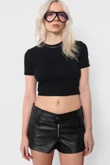 Remera blanca corta ajustada al cuerpo, de algodón con lycra y mangas cortas.