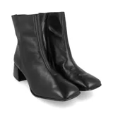 Botas de cuero color marrón con caña media, punta cuadrada y tacón geométrico.