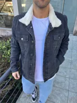 Chaqueta de jean negra con forro de corderito blanco en el interior y cuello.