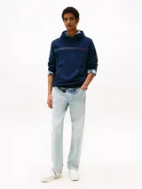 Buzo con capucha azul marino de Tommy Jeans, confeccionado en algodón. Presenta cordón ajustable en la capucha, puños y bajo de punto canalé, logo de Tommy Jeans en el pecho y parche con el logo en la manga. Corte regular y hombros ligeramente caídos.