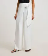 Pantalón pantalona negro de crepé con superposición y lazo lateral.