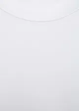 Remera blanca de algodón con cuello redondo y mangas cortas.