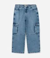 Pantalón wide leg de jean azul con bolsillos cargo laterales y recortes.