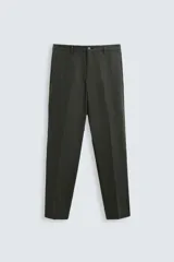Pantalón de vestir color verde oscuro, de corte recto, confeccionado en lino. Cuenta con bolsillos laterales y traseros con botón.