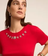 Blusa roja de mangas cortas confeccionada en viscosa con cuello redondo con apliques brillantes en formas florales.
