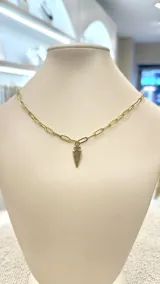Collar dorado con cadena de eslabones y dije en forma de flecha con incrustaciones de strass.