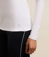 Remera deportiva térmica blanca, de cuello redondo y mangas largas.