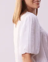 Blusa celeste de gasa marca Zac & Rachel, con cuello redondo, frunces en el frente, mangas 3/4 con puño, abertura central en la espalda y botón.