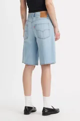 Short de jean celeste, corte amplio, tiro medio y largo hasta la rodilla.