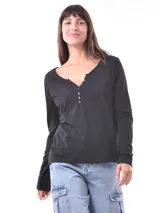 Remera color gris claro de manga larga con escote en V y botones.