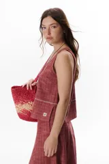 Musculosa azul con estampado a cuadros blancos, de lino.