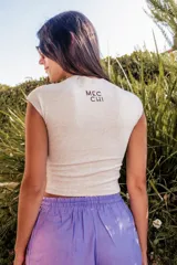 Top corto color beige, de algodón, con cuello redondo y mangas cortas.