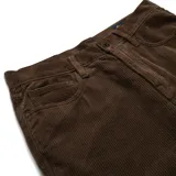 Pantalón de pana color marrón oscuro, de corte recto y tiro medio.