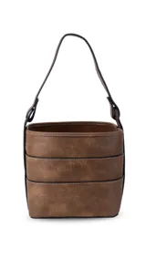 Porta termo y mate tipo balde, color negro, confeccionado en símil cuero con costuras blancas visibles. Posee una asa reforzada y una división interna.