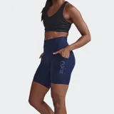 Short de ciclismo de compresión de tiro alto, color azul marino oscuro, con acabado mate y panel frontal liso. Presenta un bolsillo lateral grande para teléfono y otros artículos esenciales.