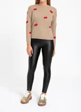 Calza legging negra de simil cuero, tiro medio.