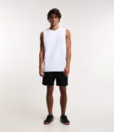 Musculosa blanca de algodón con cuello redondo y corte clásico.