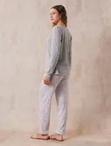 Remera de pijama gris de algodón, con escote redondo, bolsillo en el pecho y mangas largas.
