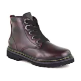 Bota de cuero color bordó con cordones negros, suela de goma negra y cierre lateral.