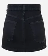 Minifalda de jeans negra, de tiro alto, con cierre tradicional y trabillas en la cintura. Presenta detalles de tachuelas metálicas en los bolsillos delanteros.