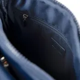 Bandolera azul de poliéster con correa regulable, cierre con botón imantado y cierre principal. Tiene tres compartimentos, un bolsillo interno con cierre, un bolsillo interno abierto y un bolsillo externo con cierre.