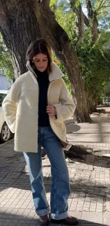 Tapado reversible de cuero ovino color bordó con interior de piel sintética. Cierre frontal con cremallera y cuello con solapas.