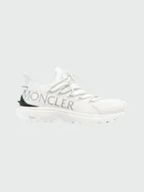 Championes urbanos Moncler modelo Trailgrip Lite 2, color blanco con detalles en negro, logo de la marca en el lateral y suela Vibram.