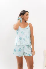 Pijama de seda estampada, compuesto por musculosa con escote en V y espalda recta, y short con elástico en la cintura. Puede incluir detalle de puntilla en el escote.