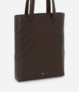 Cartera shopper grande color marrón con textura, correa de hombro y bolsillo externo.