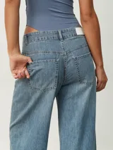 Pantalón de jean azul de corte ancho.