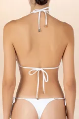 Top de bikini blanco con copas triangulares, tirantes finos y detalle de cuentas metálicas en los extremos de los lazos.