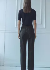 Pantalón de jean de tiro alto con estampado animal print en tonos marrones.