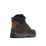 Bota de senderismo de cuero marrón con cuello acolchado negro, cordones azules y suela gris.