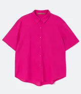 Conjunto de lino color rosa compuesto por un top estilo corpiño con elástico en la parte inferior, shorts con cordón ajustable y camisa de manga corta con botones.