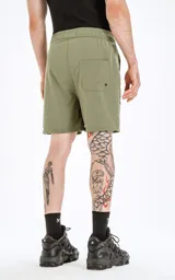 Bermuda verde militar con calce relax-fit, bolsillos delanteros con fuelle, cintura elástica y cordón de ajuste. Tejido Water Repellent de nylon y spandex.