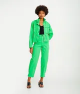 Pantalón slouchy verde lima de sarga con elastano, tiro alto, bolsillos traseros y detalle de recortes y pliegues delanteros.