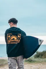 Hoodie negro con capucha y estampado en la espalda con la frase "Classy Waves" y un diseño de palmeras y sol.