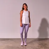 Musculosa deportiva blanca de poliéster con espalda racerback y sisas con ribete violeta.