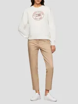 Buzo blanco de algodón con cuello redondo, puños y bajo de punto canalé. Logo de Tommy Hilfiger bordado en el pecho y en la manga.