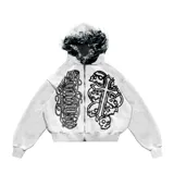Hoodie blanca con cierre, tipo parka, con capucha con borde de piel sintética negra. Presenta estampados en negro en el frente: un texto con tipografía gótica y una cruz con calaveras.