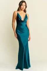 Vestido largo de fiesta color verde esmeralda, con breteles finos y escote cowl. La espalda presenta un diseño de tiras cruzadas.