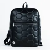 Mochila negra de cuero sintético con diseño acolchado en forma de hexágonos, cierre superior y bolsillo frontal con cierre.