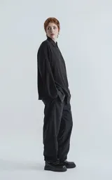 Sweater negro de punto con cuello polo y corte oversize.