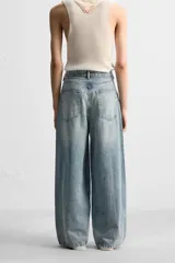 Pantalón de jean gris oscuro, de corte holgado y amplio en toda la pierna. Tiro medio y tejido rígido.