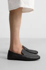 Mocasín negro de piel abatanada con suela ultrafina.