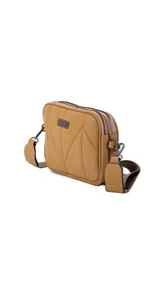 Bandolera color tostado con doble cierre metálico, diseño acolchado con costuras en forma de hoja en la parte frontal y un bolsillo trasero. Incluye una correa de galón ajustable.