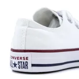 Championes Converse Chuck Taylor Ox de lona color blanco con detalles en rojo y azul en la suela.
