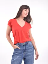 Remera negra de algodón con cuello en V y mangas cortas.